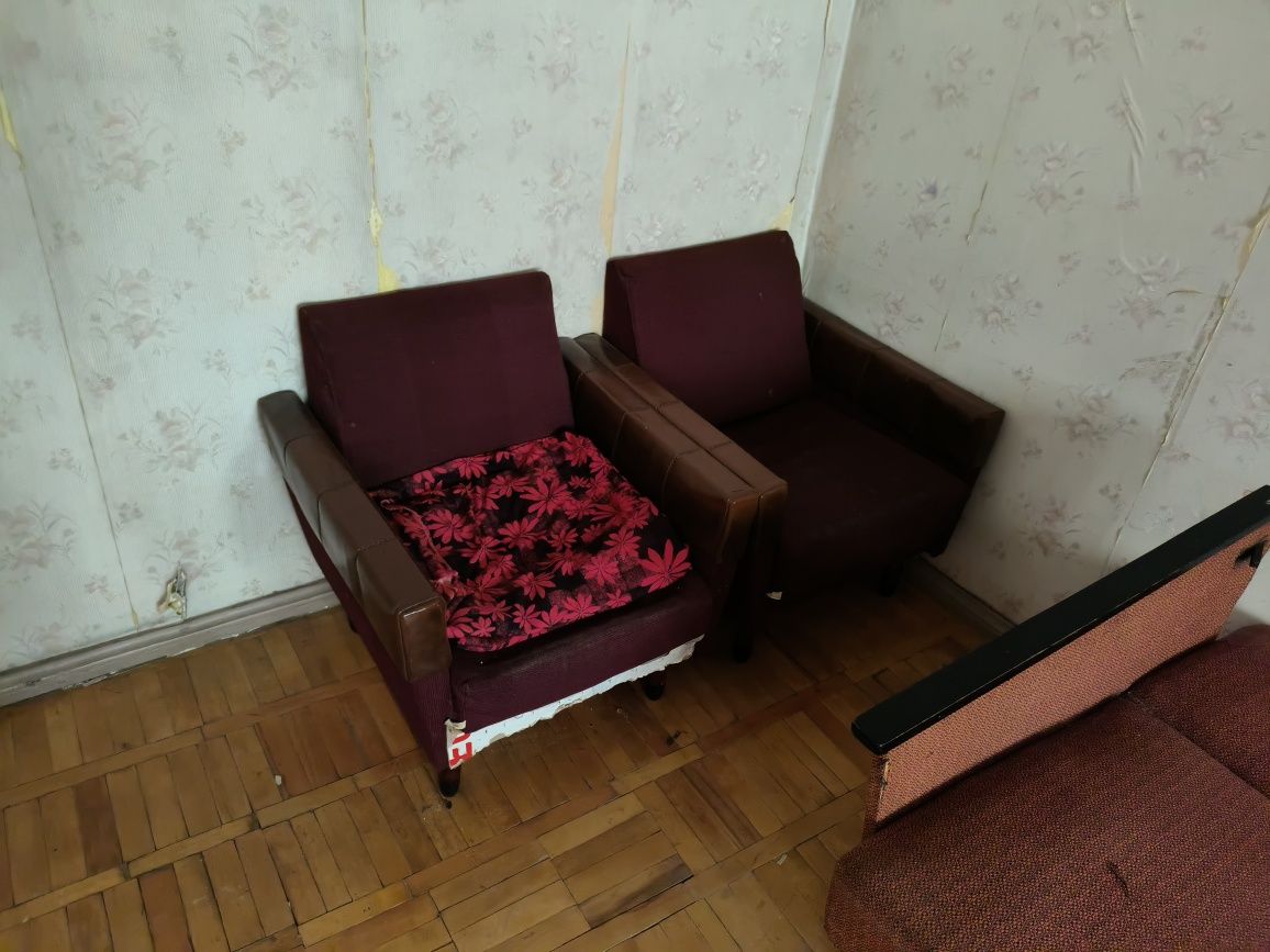 Продается тумбочка, стол раздвижной, трюмо, диван раскладной, кресла,