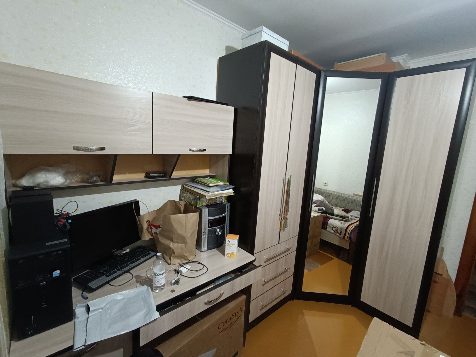 Продам шкаф угловой со столом и кроватью