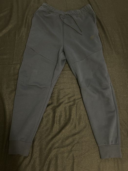 Vand pantaloni de nike tech pe culoare navy , nepurtati si originali