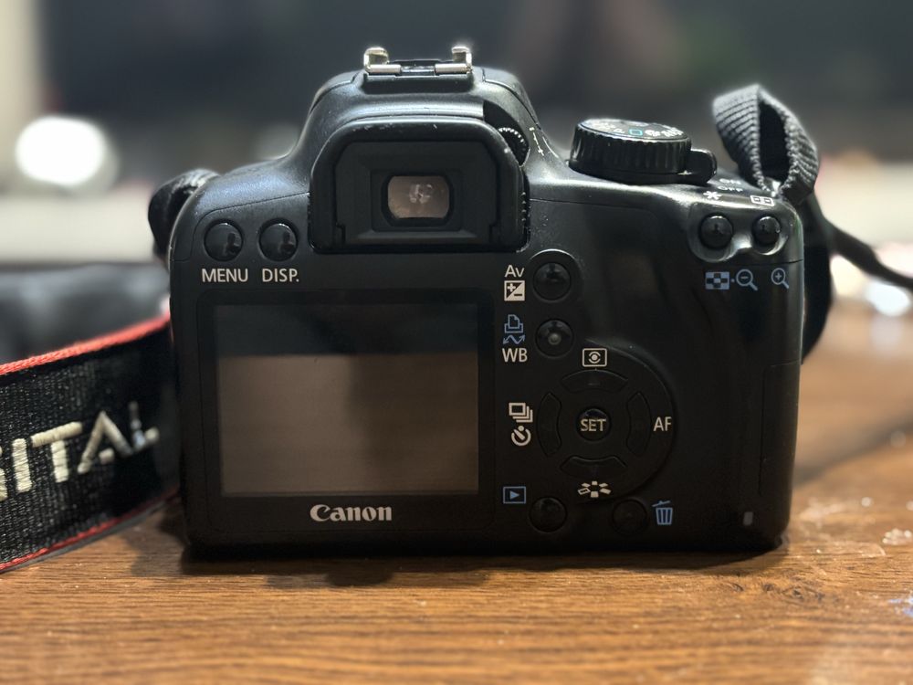 Canon EOS 1000D + обектив 18/55mm и аксесоари