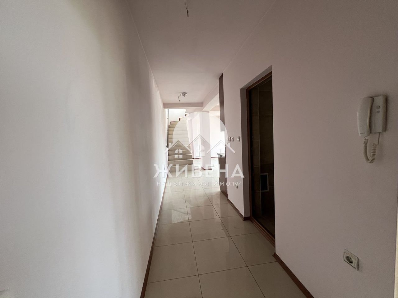 Продава се Четиристаен апартамент в Варна, Бизнес хотел - 145 кв.м за 1276 €/кв.м - Снимка #2
