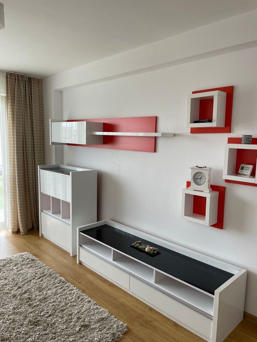 Închiriez apartament.