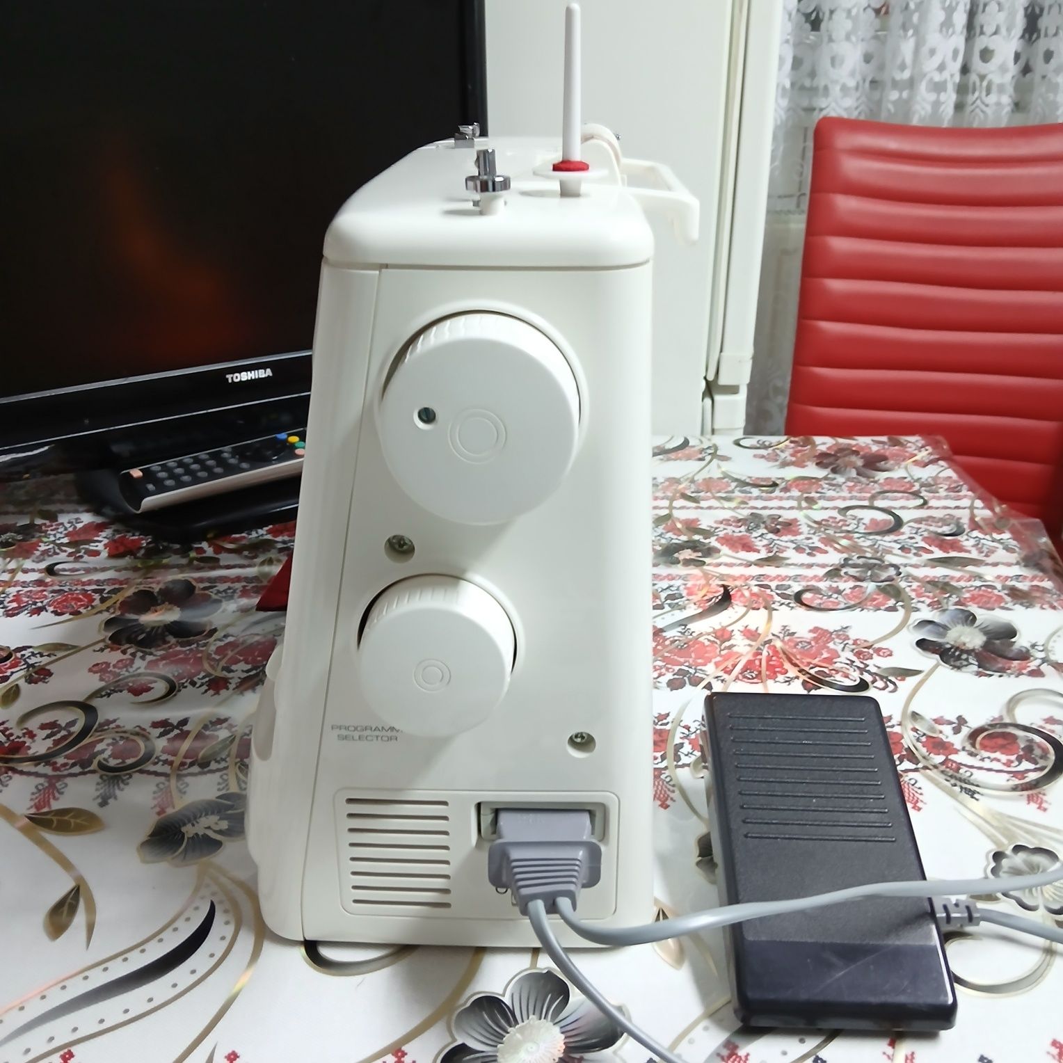 Masina de cusut PRIVILEG cu butoniera automat dintr-un singur pas