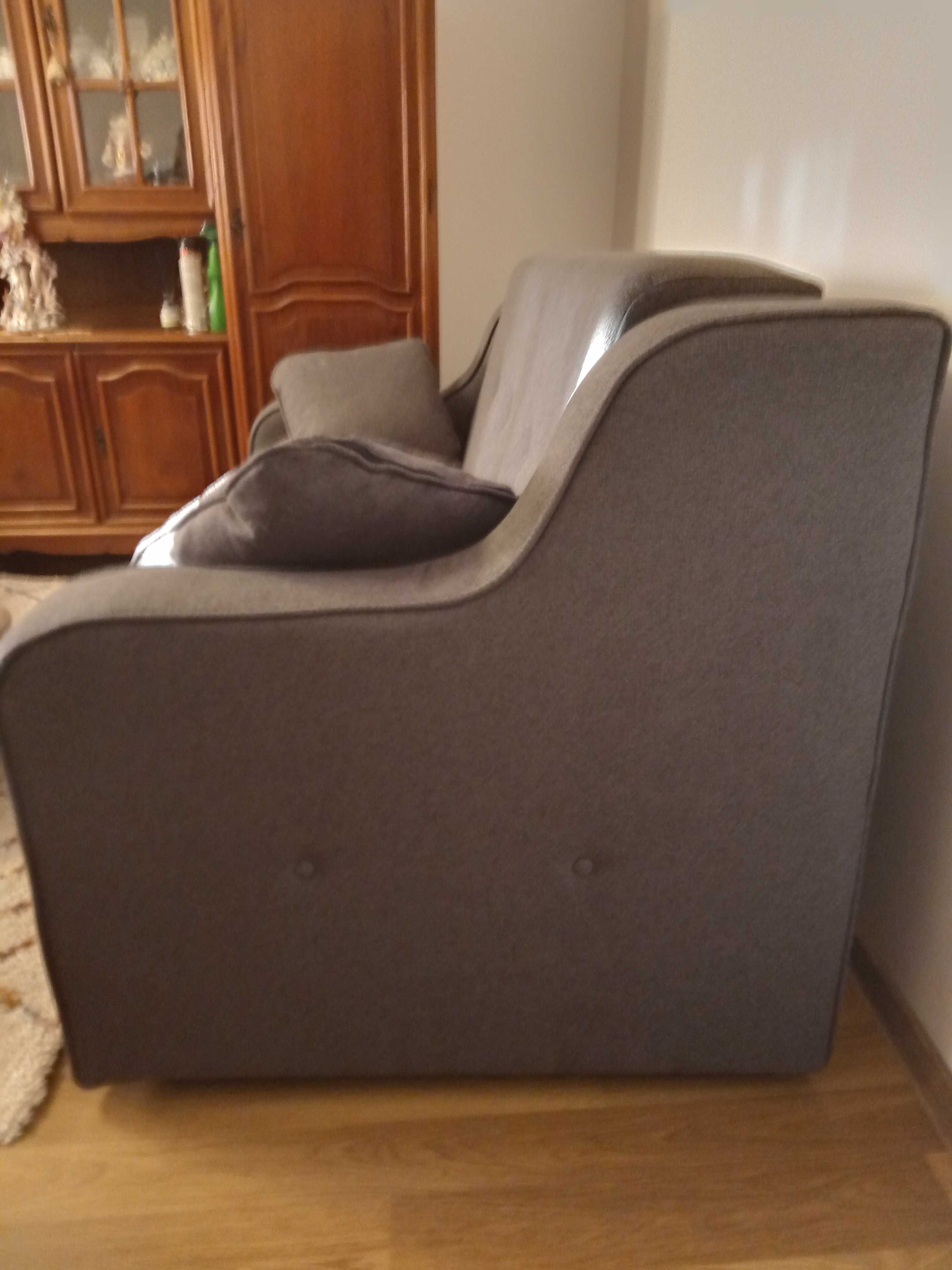 Vând urgent canapea