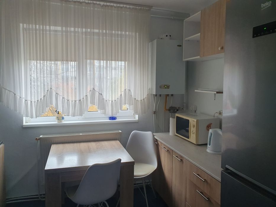 Închiriez apartament patru camere