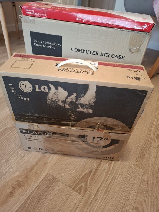 Настолен компютър и монитор