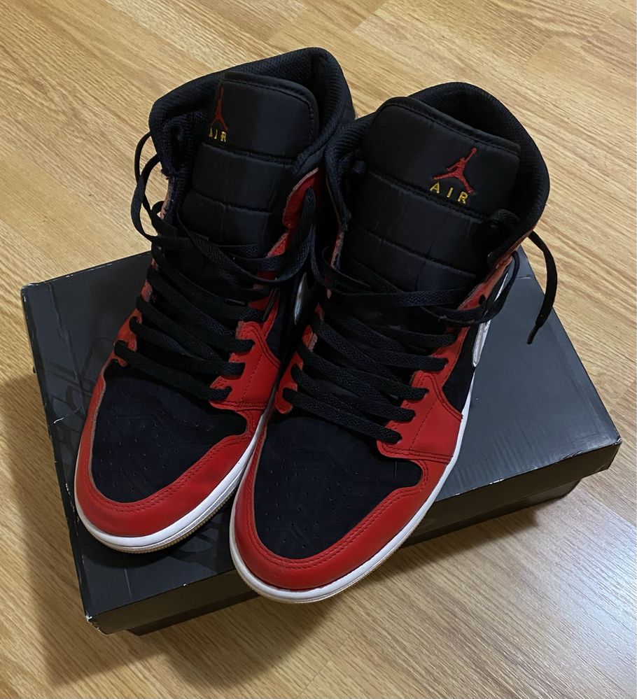 Jordan 1 Mid SE christmas