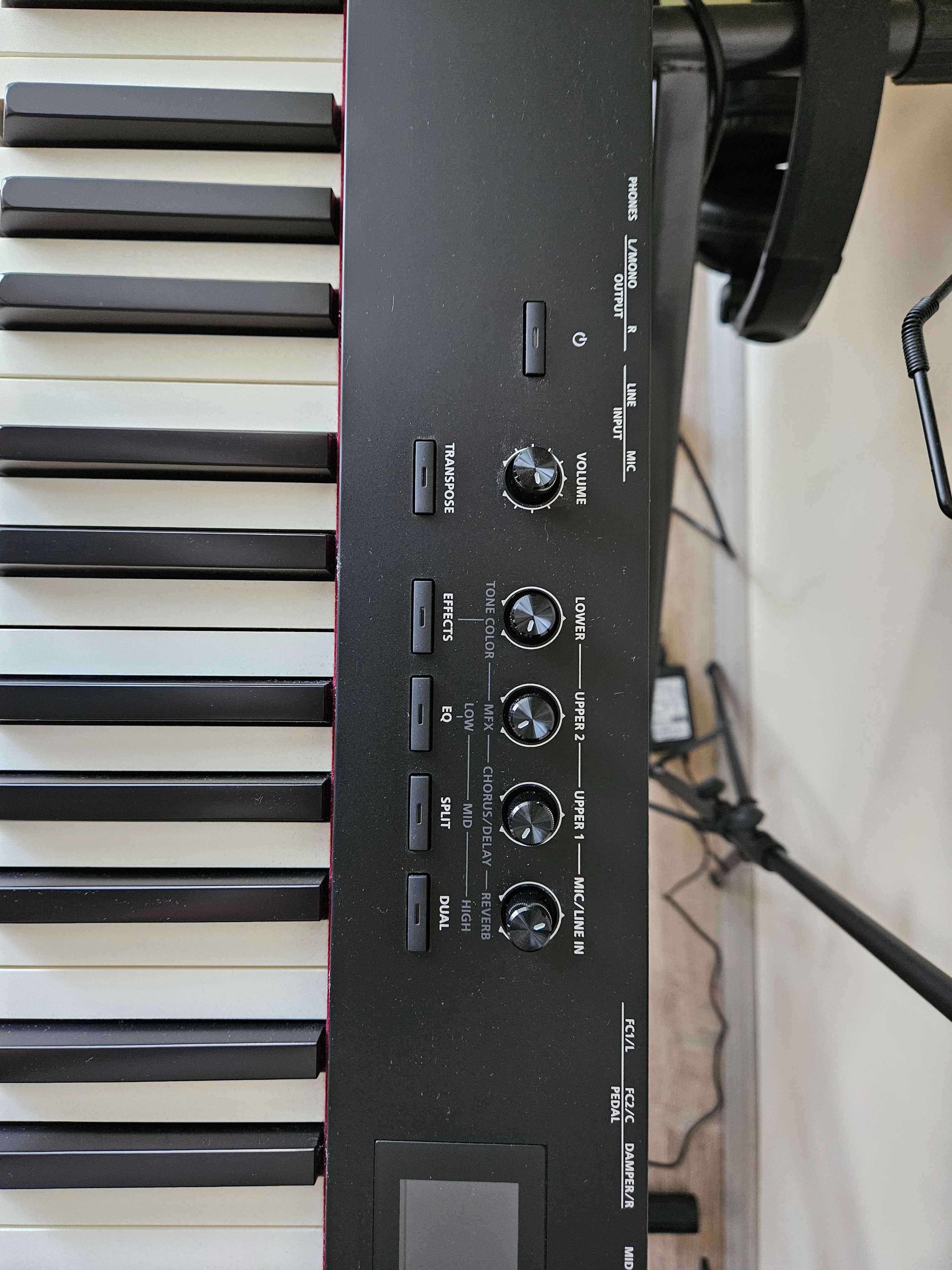 Roland RD-08 със стойка и педал
