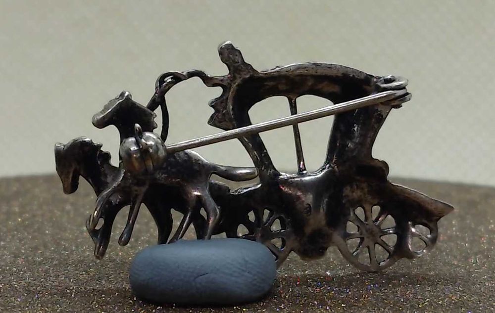 Brosa argint cu marcasite caleasca cu vizitiu si doi cai