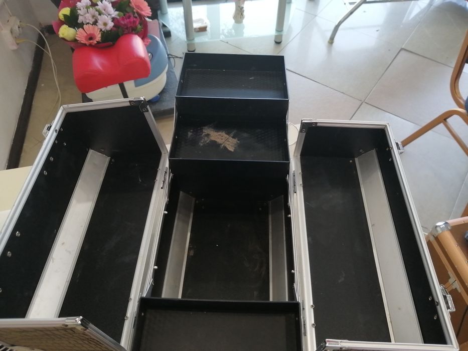 Продам кеис для визажиста или бровиста! В хорошем рабочем состоянии!