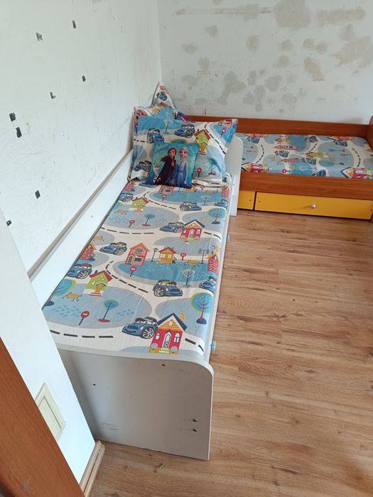 Холов/кухненски ъглов диван и детски легла и количка за близнаци