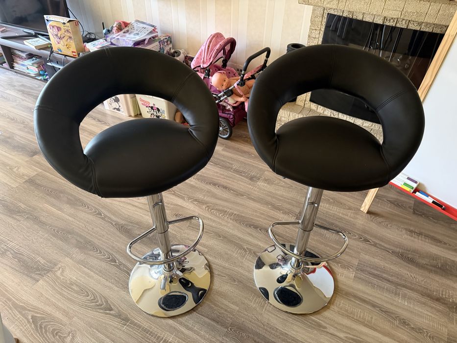 Продавам два бар стола