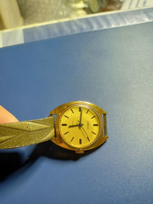 женские позолоченые  часы заря