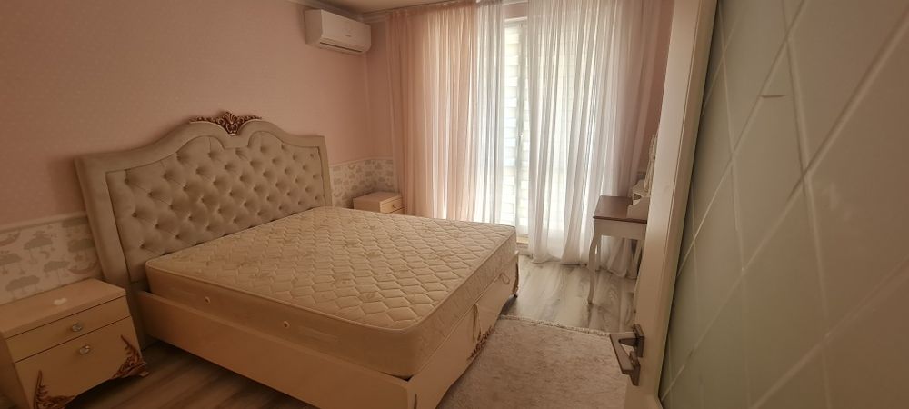 Dormitor deosebit. Gratuit: Perdele și covor