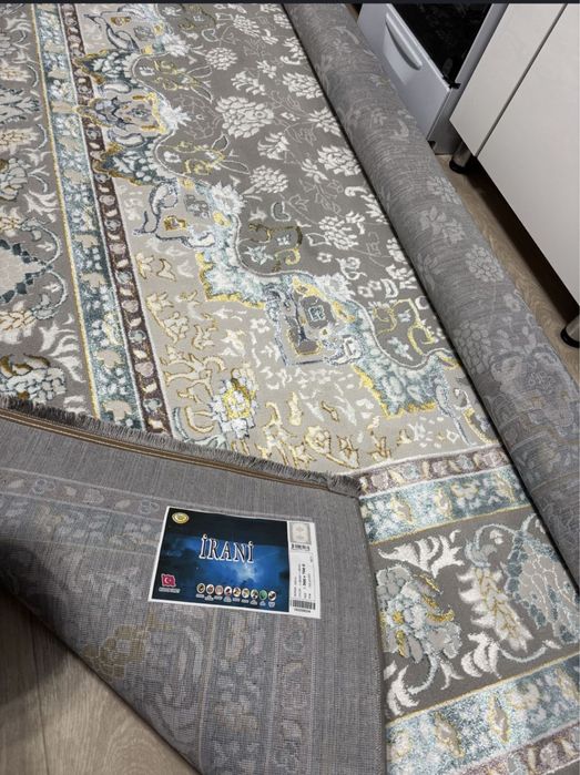 Ковер белый.