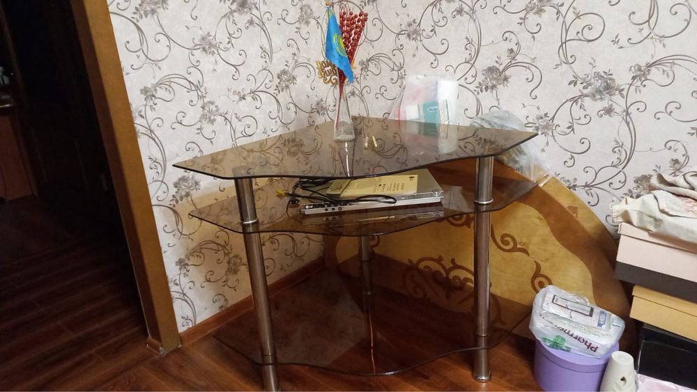 Столик из стекла под тв