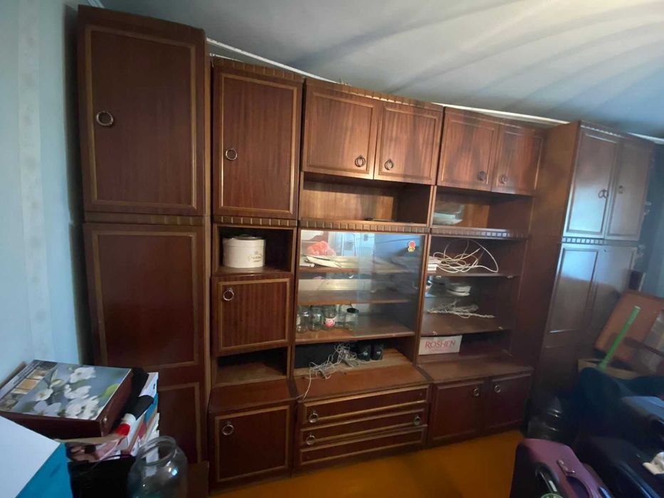 Продам стенку в хорошем состоянии, но требующую мелкого ремонта.