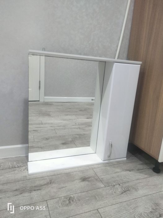 Шкаф с зеркалом и раковину со шкафом, унитаз на ванную