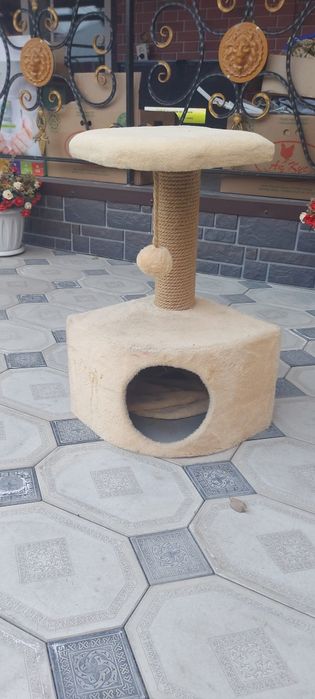 Домик для кошек практически новый
