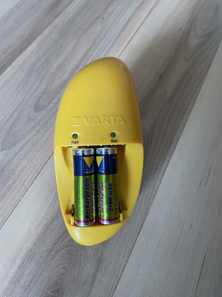 Зарядно за батерии АА VARTA с 4 батерии