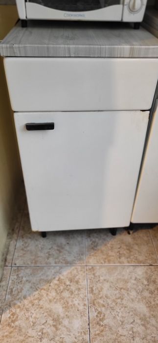 Метални шкафове с рафт и чекмедже