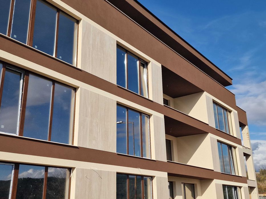 Тристаен апартамент с дворно място в кв. Баларбаши.