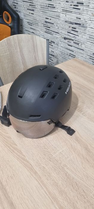 Cască de schi cu vizor pentru adulți.