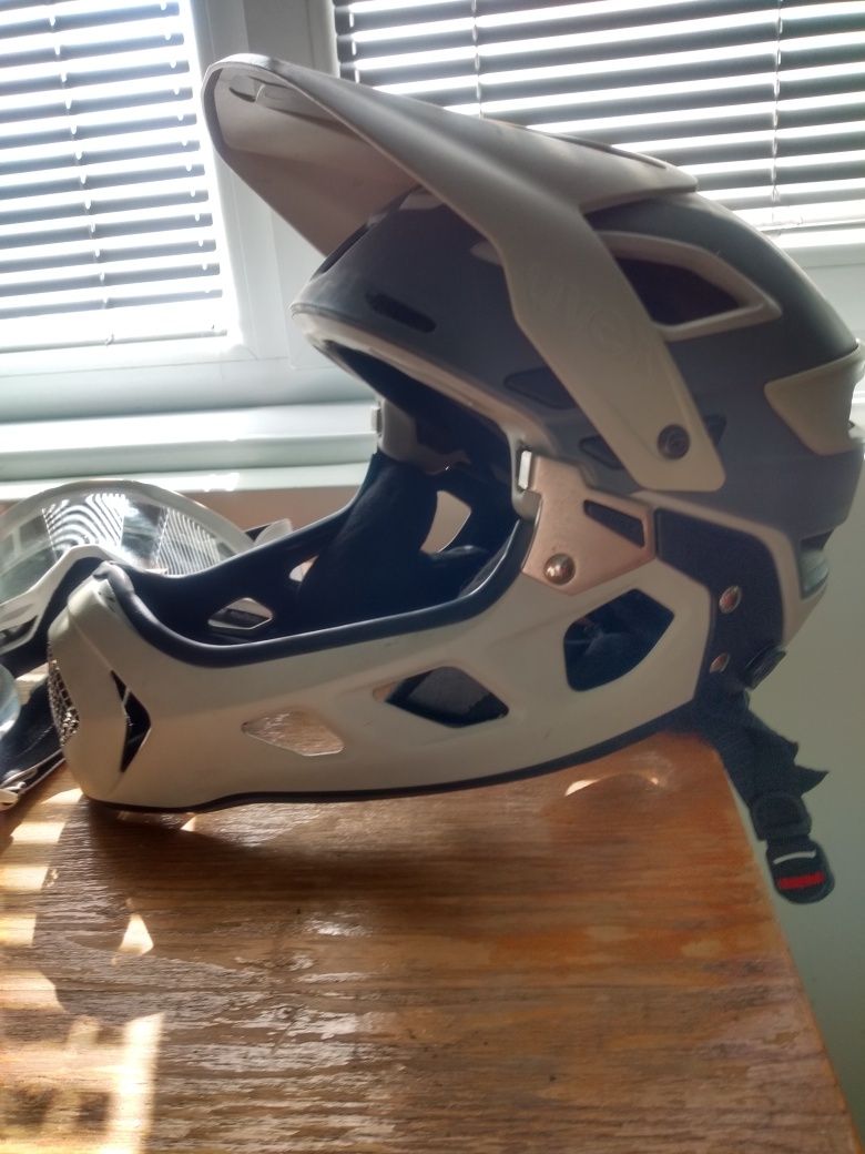 Каска uvex jakkyl 52-57см. 670 грама..