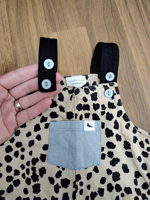Salopetă adorabilă pentru bebe,cu imprimeu modern tip dalmațian