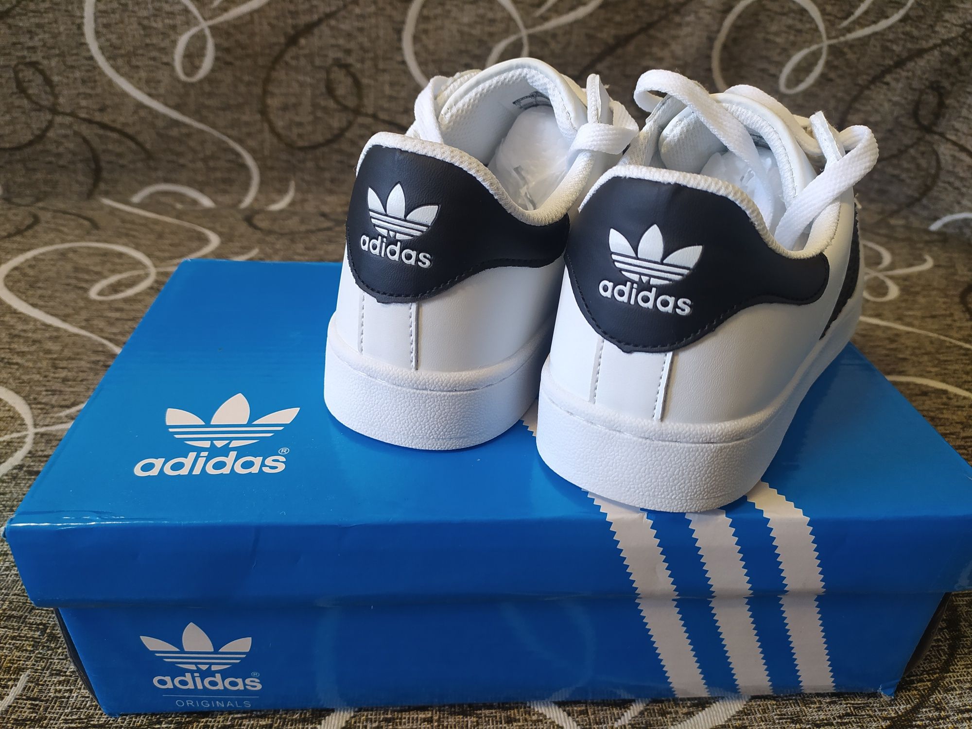 Кросовки новые Adidas