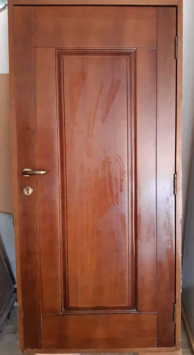 Двери из натурального дерева.