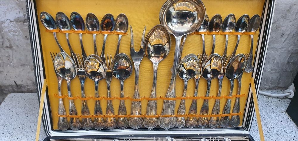 Италиански комплект посребрени прибори.
                 SUPER INOX