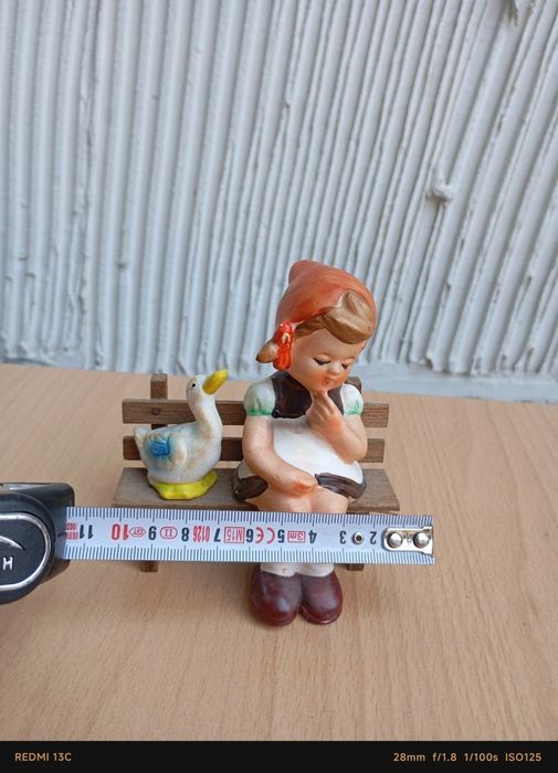 Керамична фигурка на момиче с патица