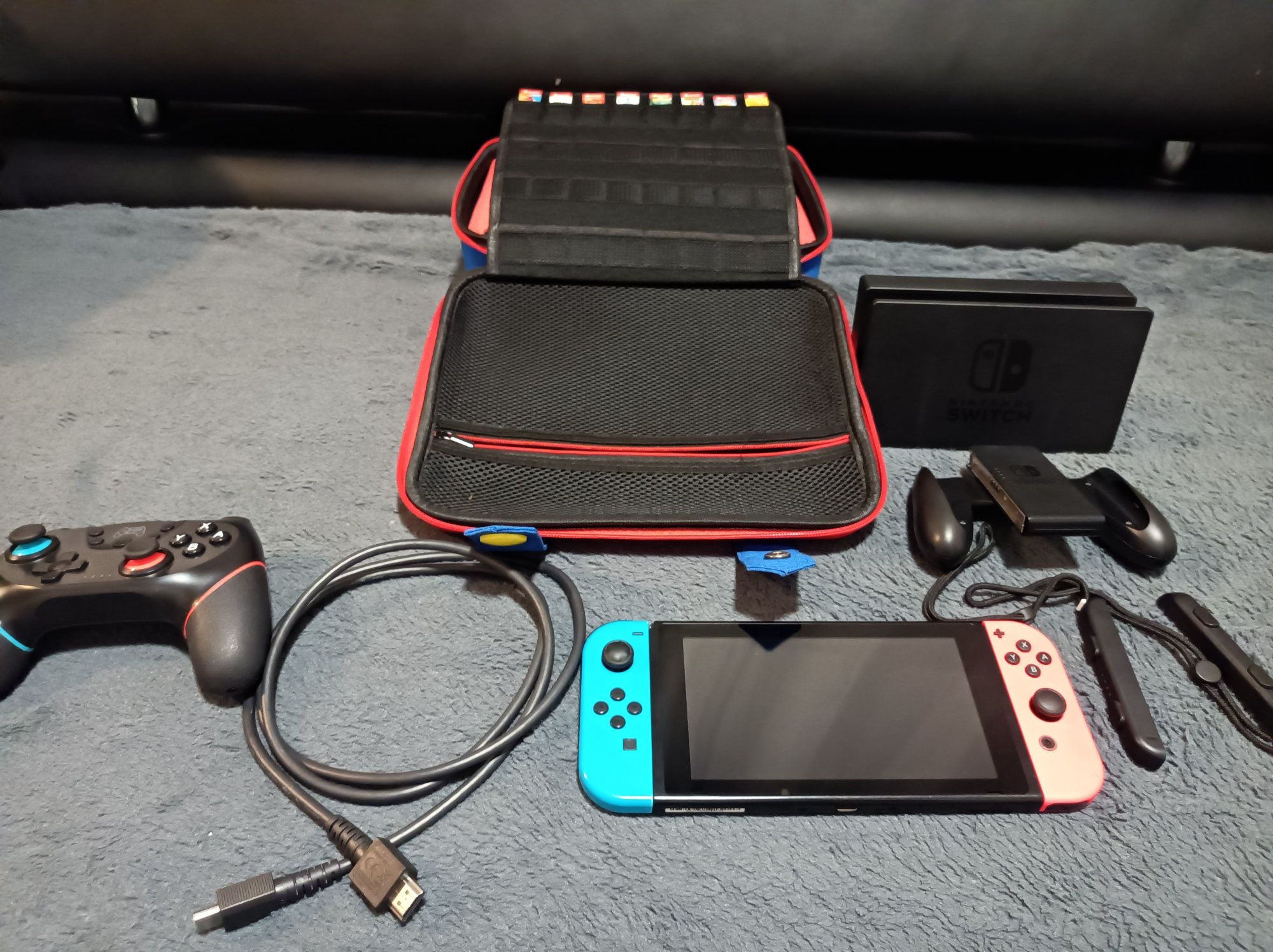 Nintendo switch cu geanta de transport și 8 jocuri