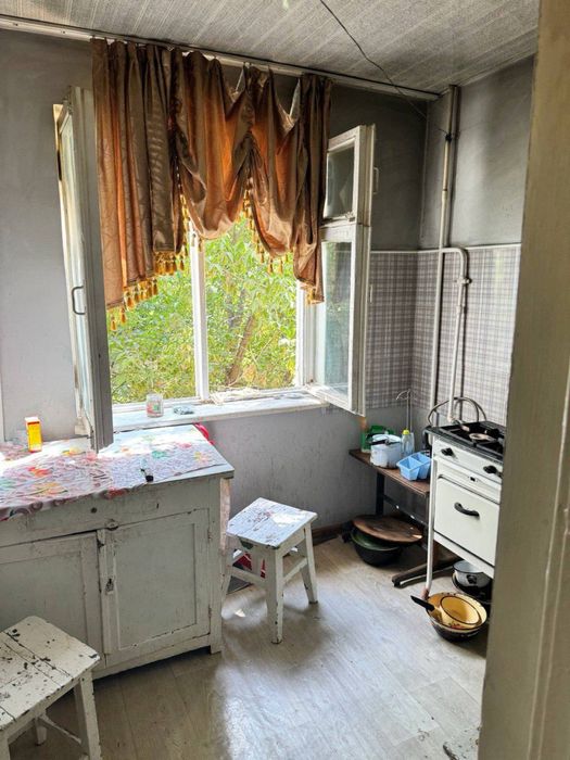 Октяабирь 1х 3этаж срочно Прадаётся вдоль дороги базар