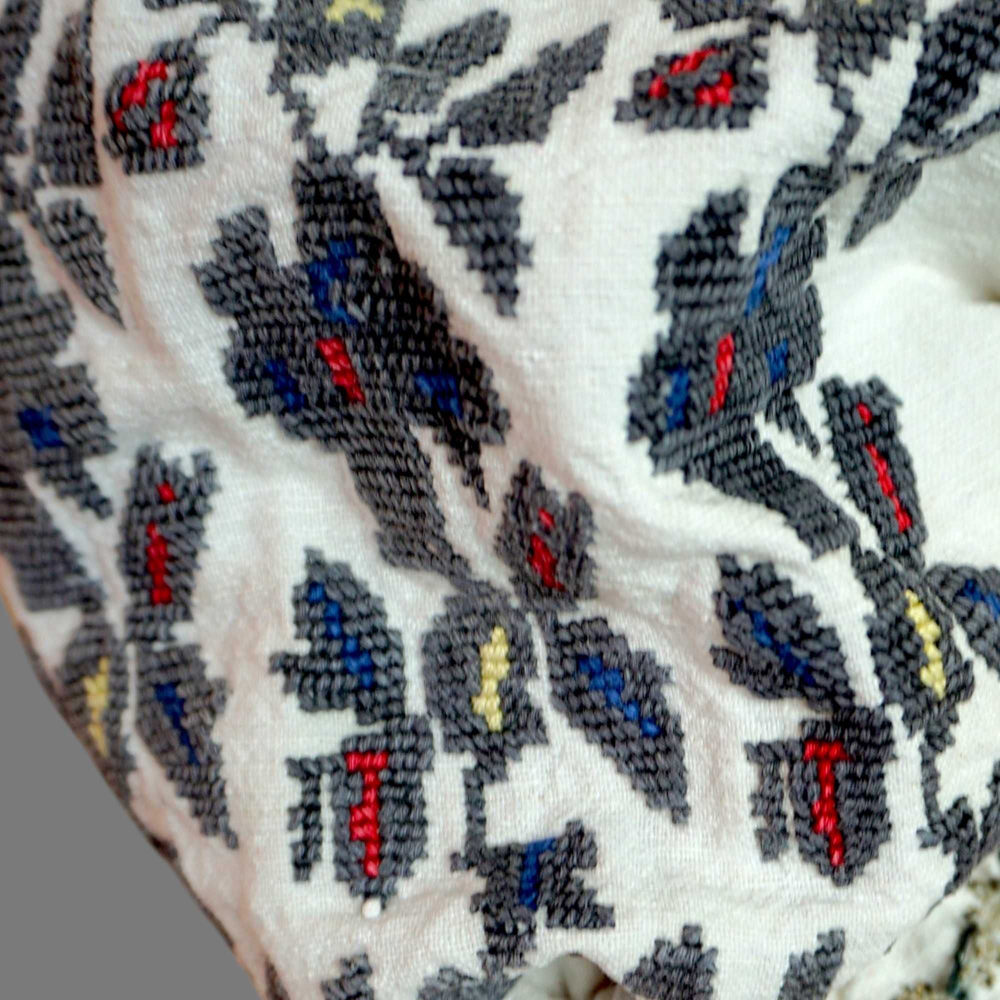 Costum popular vechi din Banat pe canepa cu catrinta fir metalic M-L