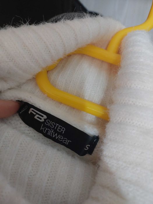 Vând pulover alb pufos