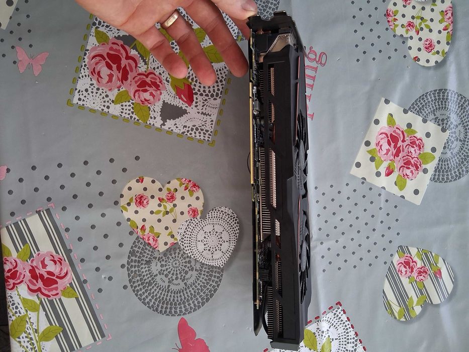 Vand sau schimb placa video gigabyte 1060 3 gb 192 biti