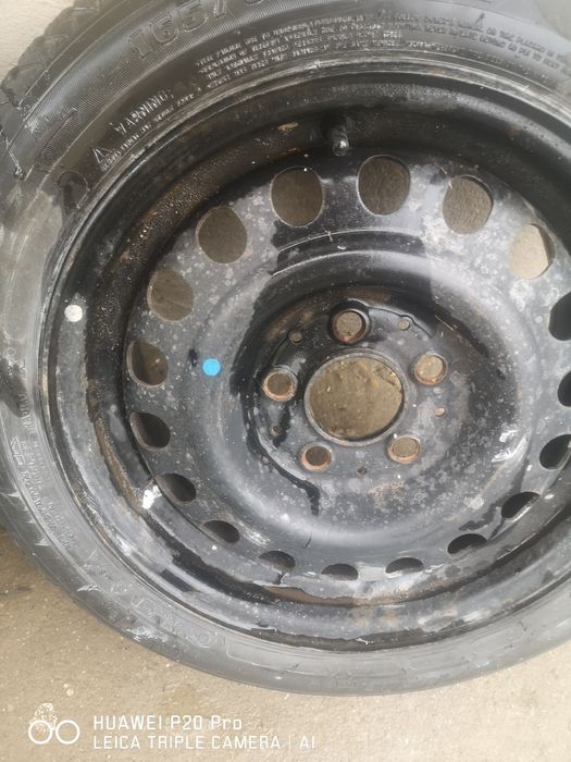 Продавам две гуми с джанти