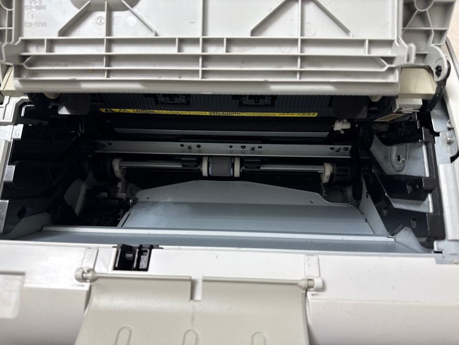 Hp P 1005 Oqqora Printer Tiniq ishlidi kabellari bor srochno