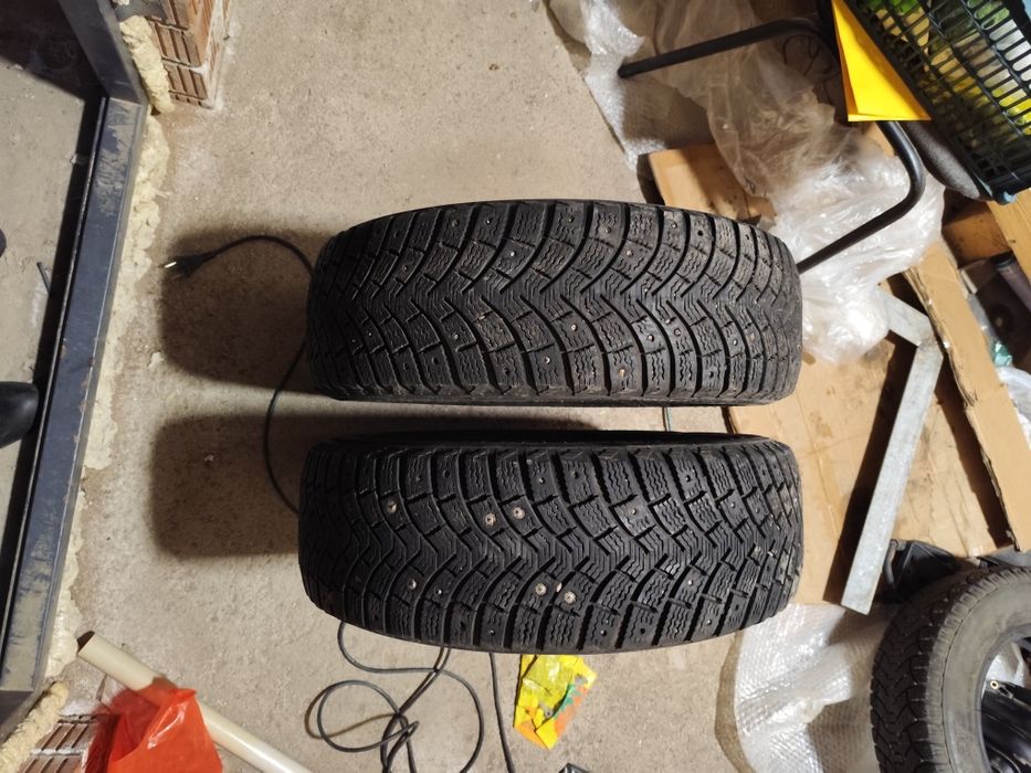 Продаются зимние шины 195/65/15 с шипами