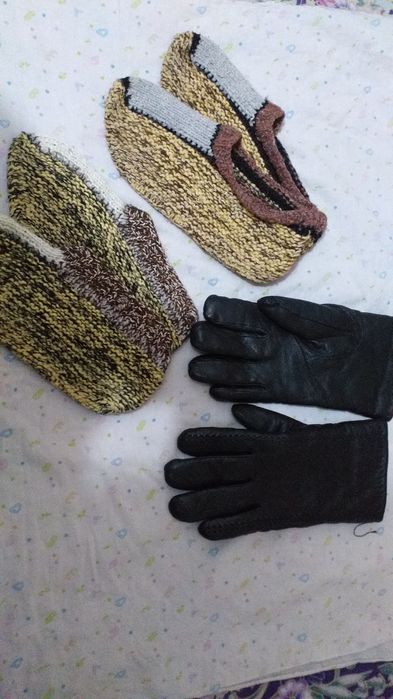 Продам зимние мужские перчатки под кожу и теплые вязаные следки