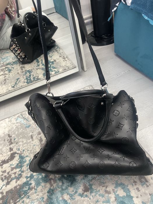 Geanta din piele cu imitatie LV pe ea