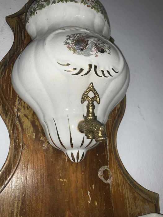 Cismea de perete din portelan cu ornament robinet din bronz