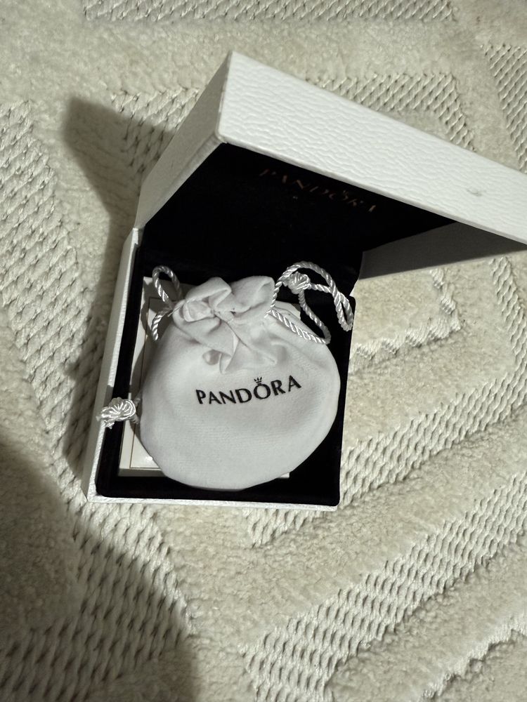 Браслет Pandora.