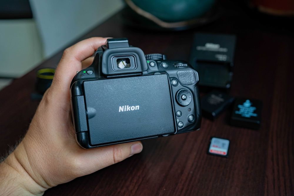 Nikon D5200 – stare excelenta, 2 baterii + card 64GB