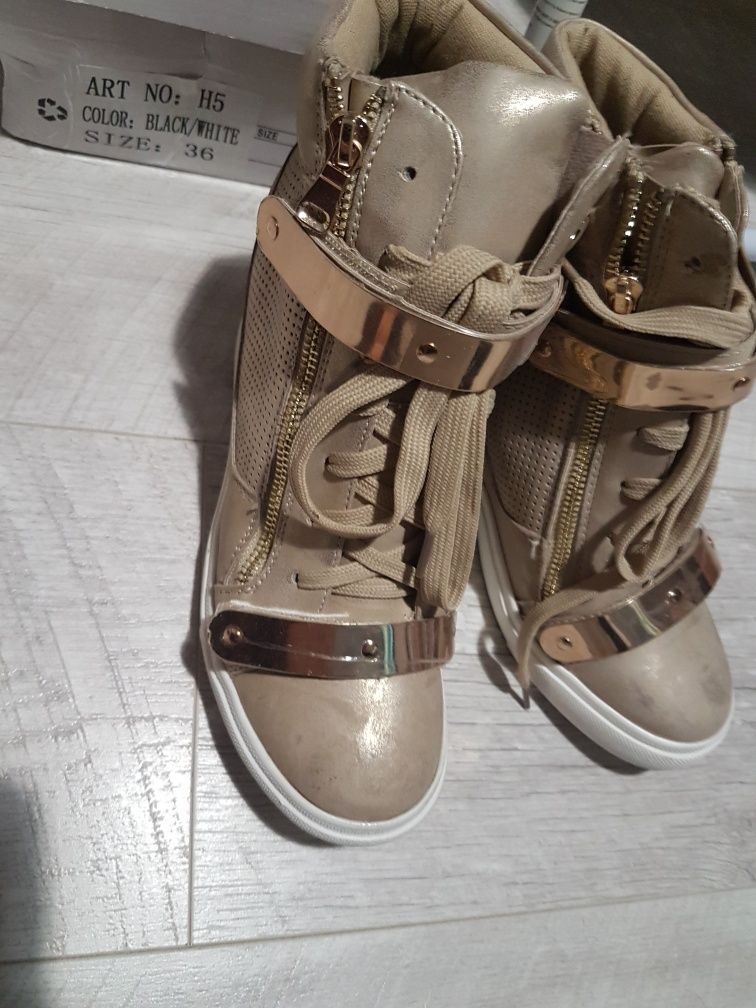 Vand incaltaminte la pret foarte mic