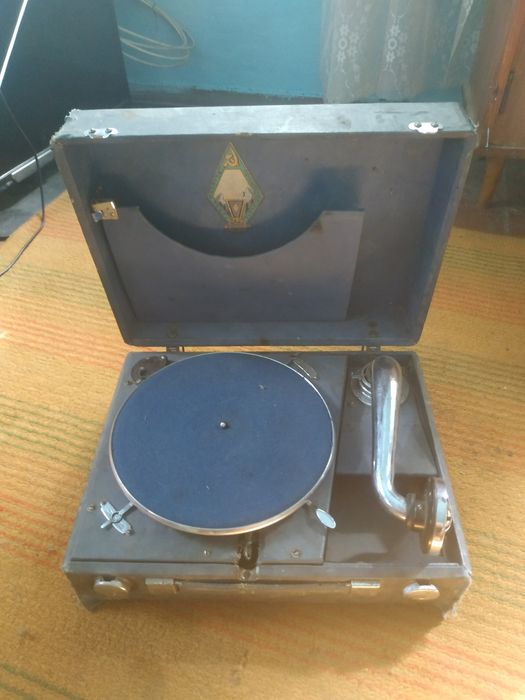 Патефон в хорошем состоянии