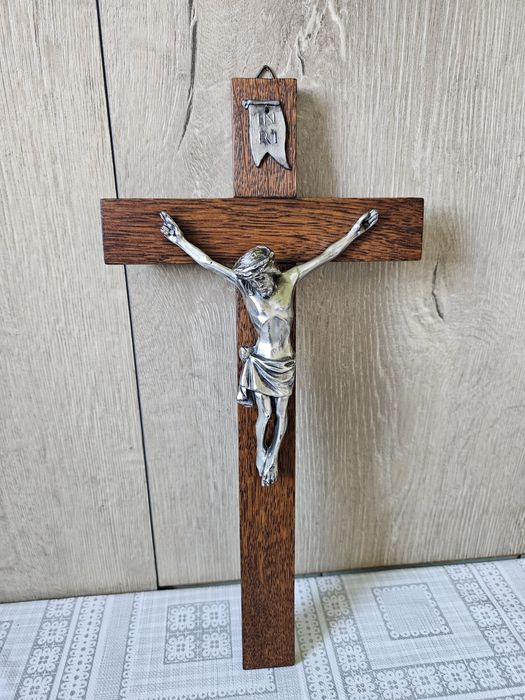 Crucifix ,lemn natural plus metal argintat