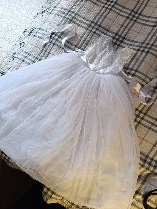 Продам платье надевали один раз, пышное, красивое,с пайетками